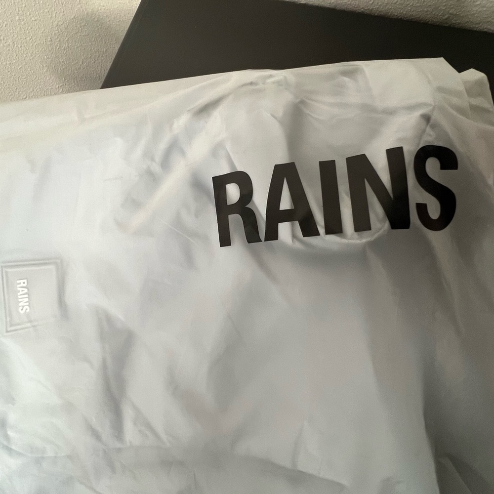 RAINS Men’s Fuse Vest, Sky, size M NWT - Picture 8 of 8